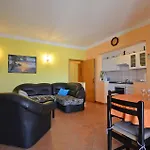 Cozy In With Wifi Апартаменты